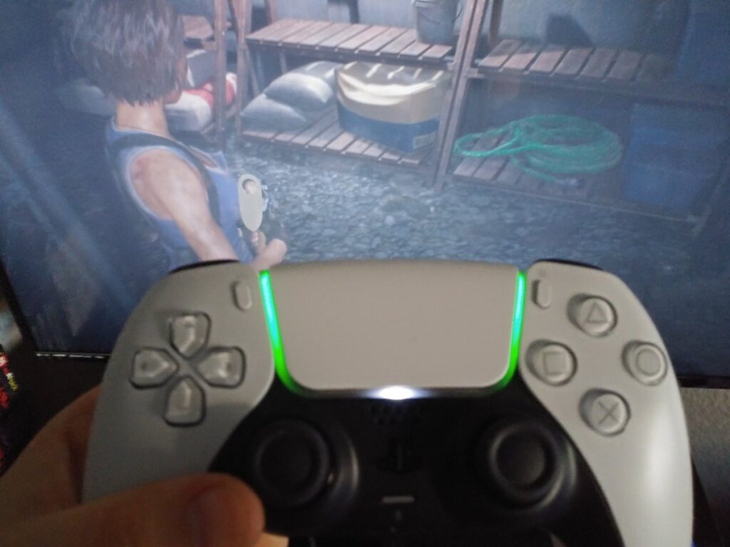 还有这样的操作!ps5 dualsense手柄的光条能显示指示角色的血量状况!