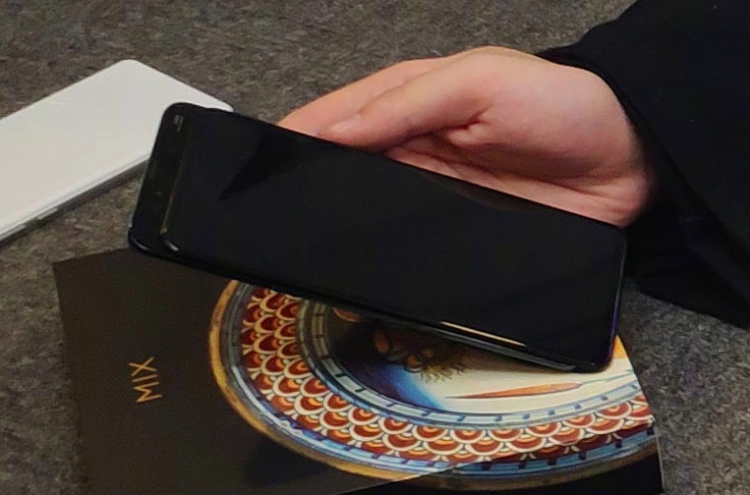 Xiaomi官方微博“扑街”照！滑盖屏MIX 3真机曝光啦！