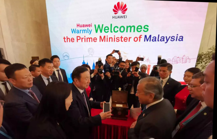 我国首相敦马哈迪到北京参观Huawei 5G技术！受到Huawei创办人任正非热烈欢迎！
