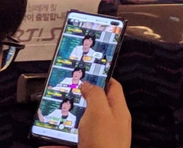 Samsung Galaxy S10 Plus真机现身！右上角“药丸”开孔屏成定案！