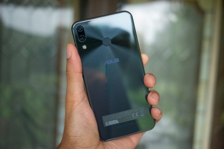 Asus ZenFone 6原型机出现！三摄像头以及屏幕洞孔！